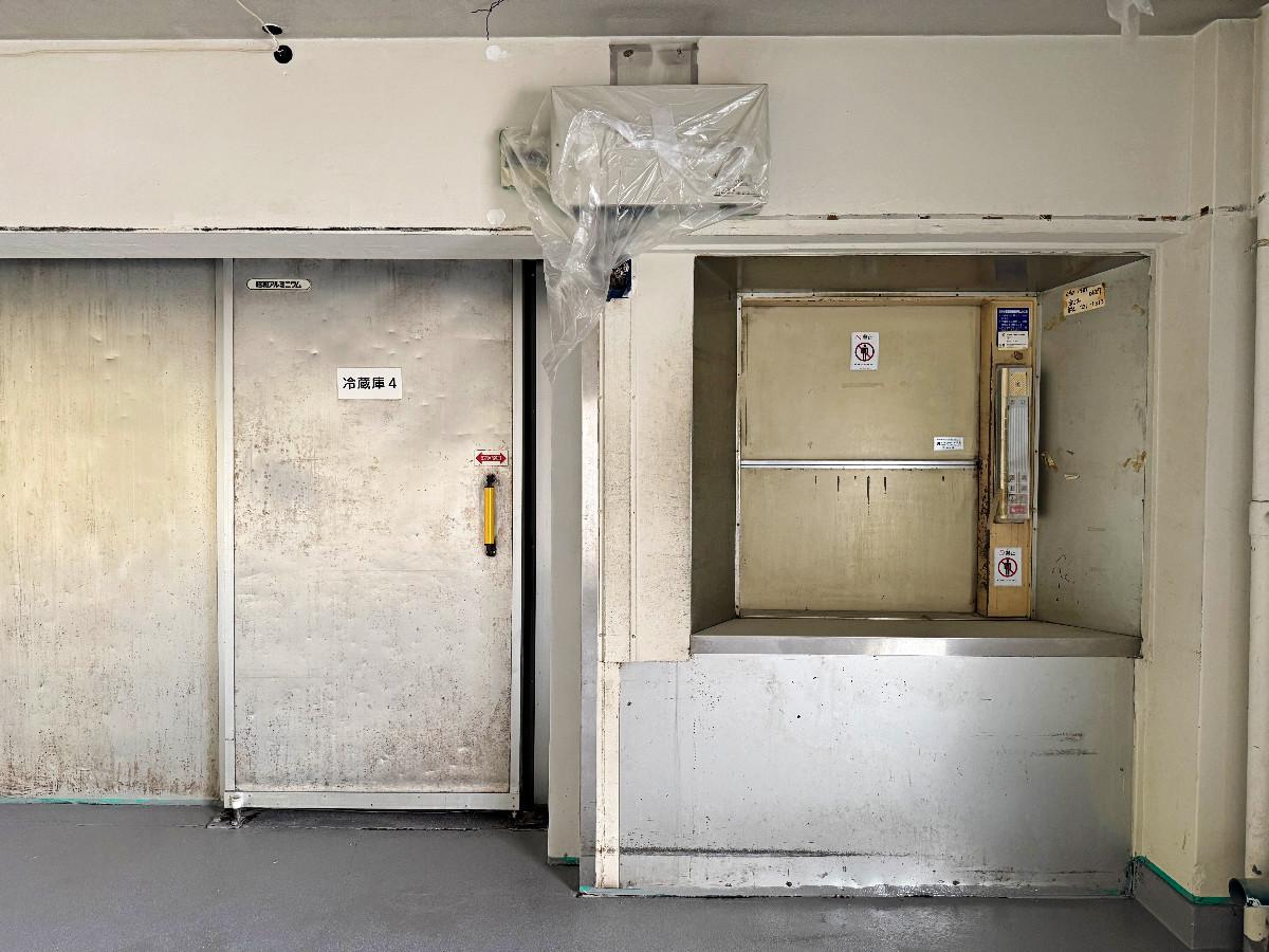 京都市下京区朱雀宝蔵町56の賃貸物件/2階テナント部分北側。ダムウェーター横には冷蔵室入り口の扉が