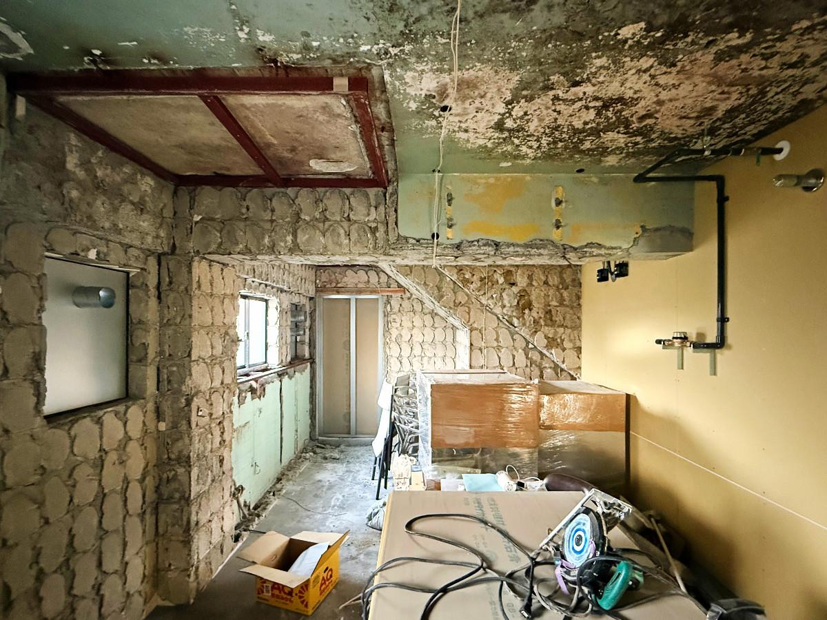 京都市下京区朱雀宝蔵町56の賃貸物件/1階テナント部分全景。床も壁も荒々しい状態なので、土間だけ仕上げて事務所使いも良し