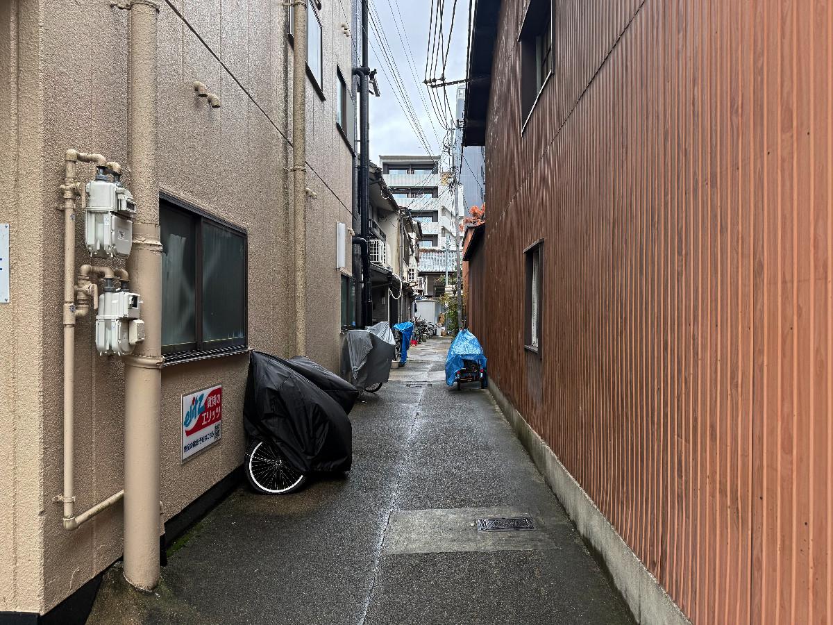 〒600-8141 京都府京都市下京区新日吉町の賃貸物件/位置するのは高瀬川沿いの建物の間の路地奥の奥