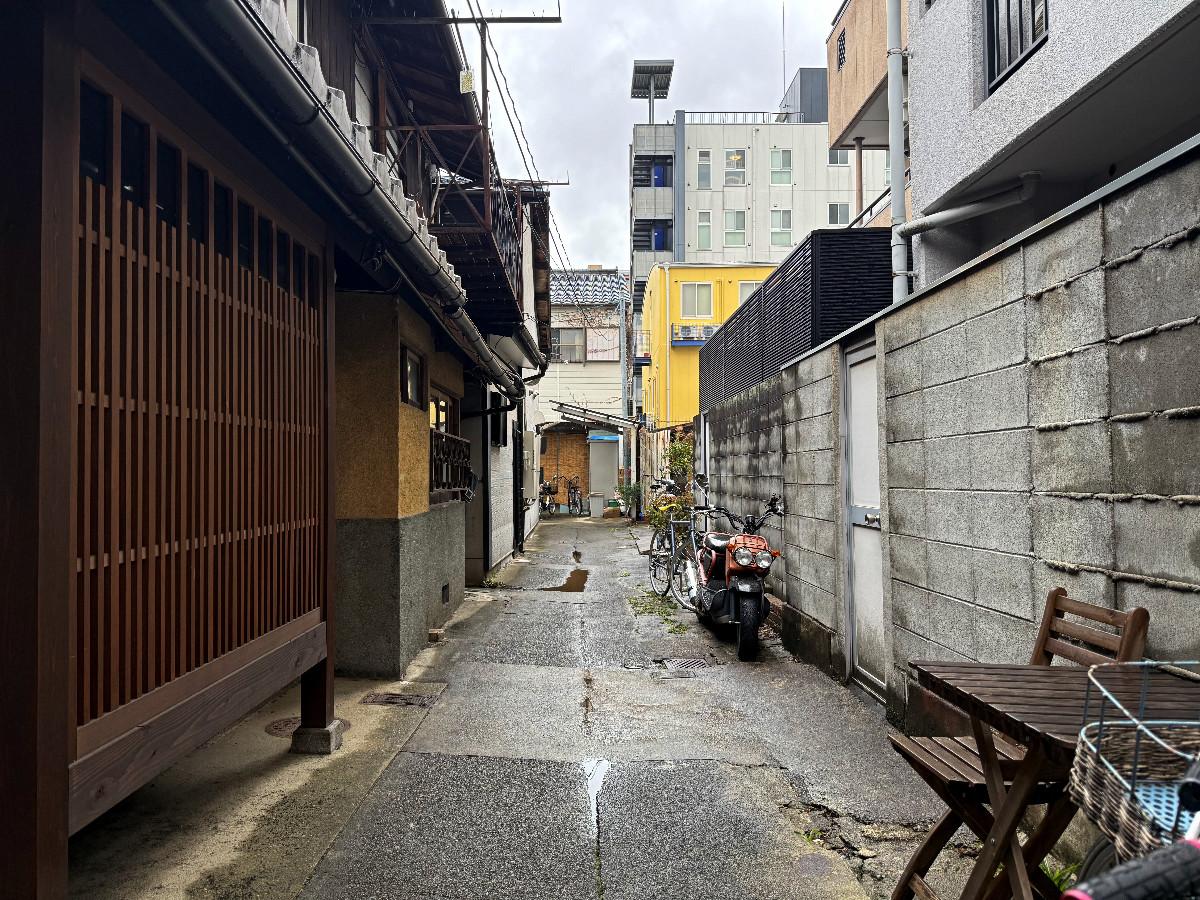 〒600-8141 京都府京都市下京区新日吉町の賃貸物件/路地を入って曲がったさらに路地奥にあります。なのでとても静か