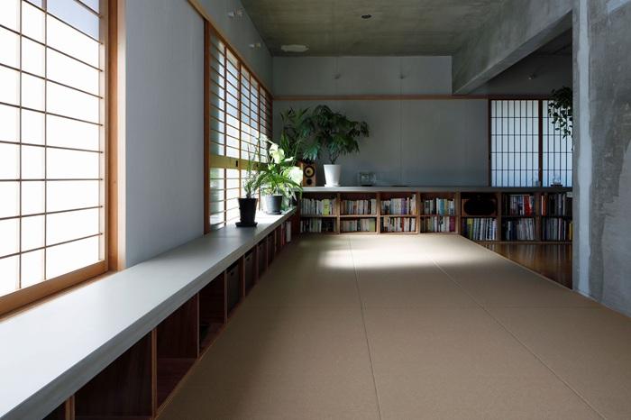 京都市左京区北白川追分町の売買物件/縁なし畳の敷かれたリビング。こちらが南側。（photo by来田猛氏）