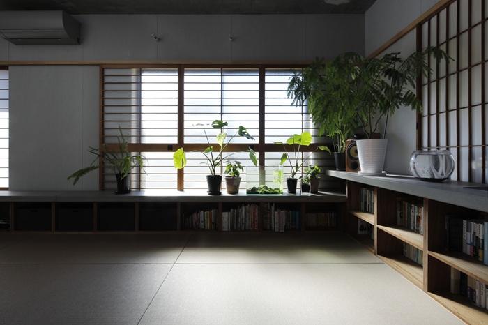 京都市左京区北白川追分町の売買物件/押出成形セメント板を用いリビングにぐるりとカウンターがめぐる（photo by来田猛氏）