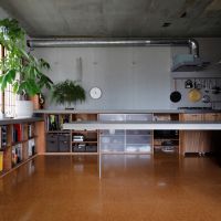 京都市左京区北白川追分町の売買物件/畳のリビングからみるダイニング。床材はコルク。カウンター下は収納になっている（photo by来田猛氏）