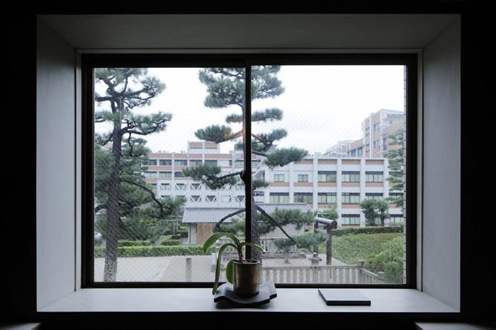 京都市左京区北白川追分町の売買物件/ワークスペースの出窓。先には京都大学の校舎が見えますが、一定の距離があるので抜け感も良さそう。（photo by来田猛氏）