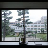 京都市左京区北白川追分町の売買物件/ワークスペースの出窓。先には京都大学の校舎が見えますが、一定の距離があるので抜け感も良さそう。（photo by来田猛氏）