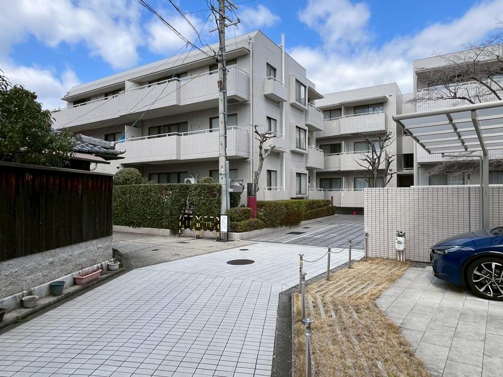 京都市左京区北白川追分町の売買物件/マンション敷地は少し奥まった静かな住環境