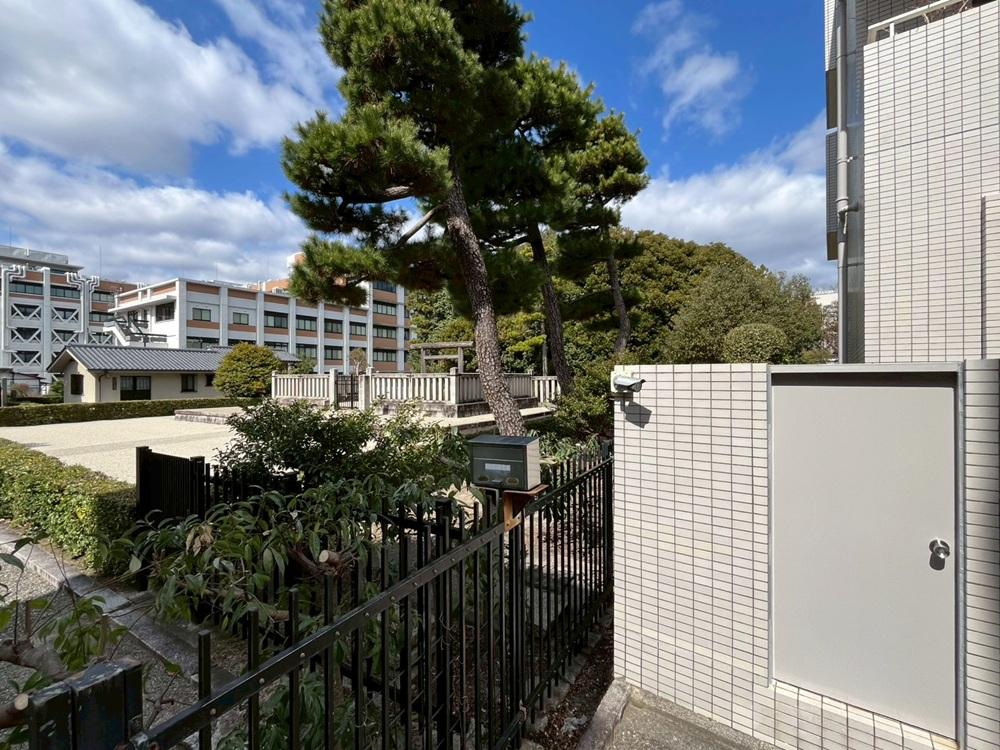 京都市左京区北白川追分町の売買物件/西側隣接地には宮内庁管理の後二条天皇の御陵があり、奥のモコっとした御陵で、募集区画の寝室がちょうどその辺り。