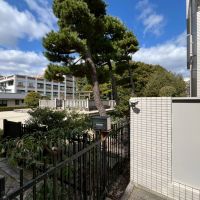 京都市左京区北白川追分町の売買物件/西側隣接地には宮内庁管理の後二条天皇の御陵があり、奥のモコっとした御陵で、募集区画の寝室がちょうどその辺り。