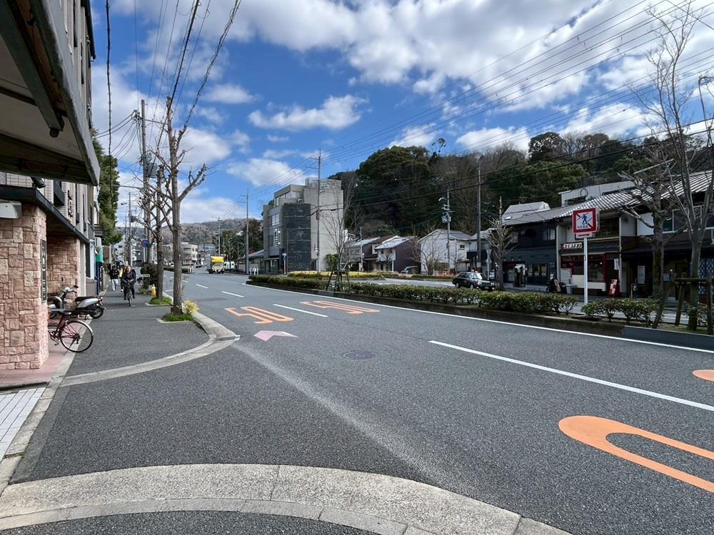 京都市左京区北白川追分町の売買物件/通りへ出ると吉田山が見える