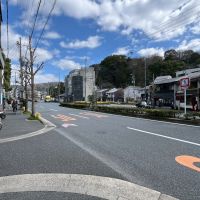 京都市左京区北白川追分町の売買物件/通りへ出ると吉田山が見える