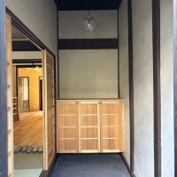 京都市上京区東今⼩路町744-28の賃貸物件/玄関。天井も高く、空間の広がりを感じます。自転車なら置いておけそう。