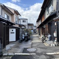 京都市上京区東今⼩路町744-28の賃貸物件/家の前の路地。該当物件は左手スグ。上七軒らしい、京都らしい風景です。
