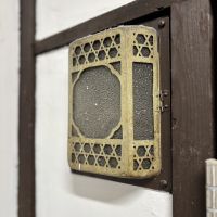 京都市上京区⻄堀川通上⻑者町下る奈良物町481番地の賃貸物件/建築当初の照明器具。こういう小さなディテールに、この建物の時間が残っています。