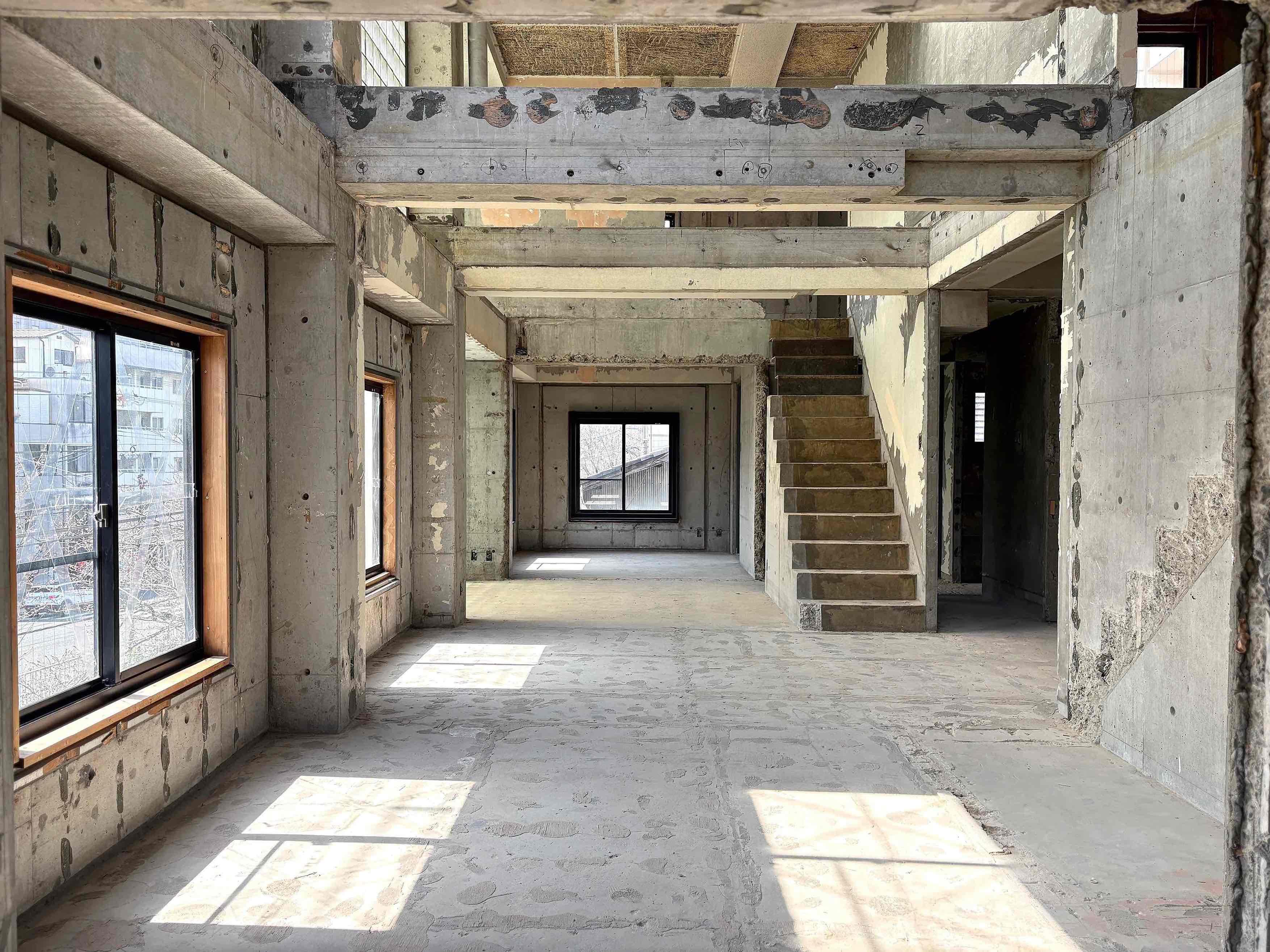 京都市左京区北白川久保田町の賃貸物件/南側は天井が抜かれてスカッとした空間。ラフなままでも十分サマになりそう