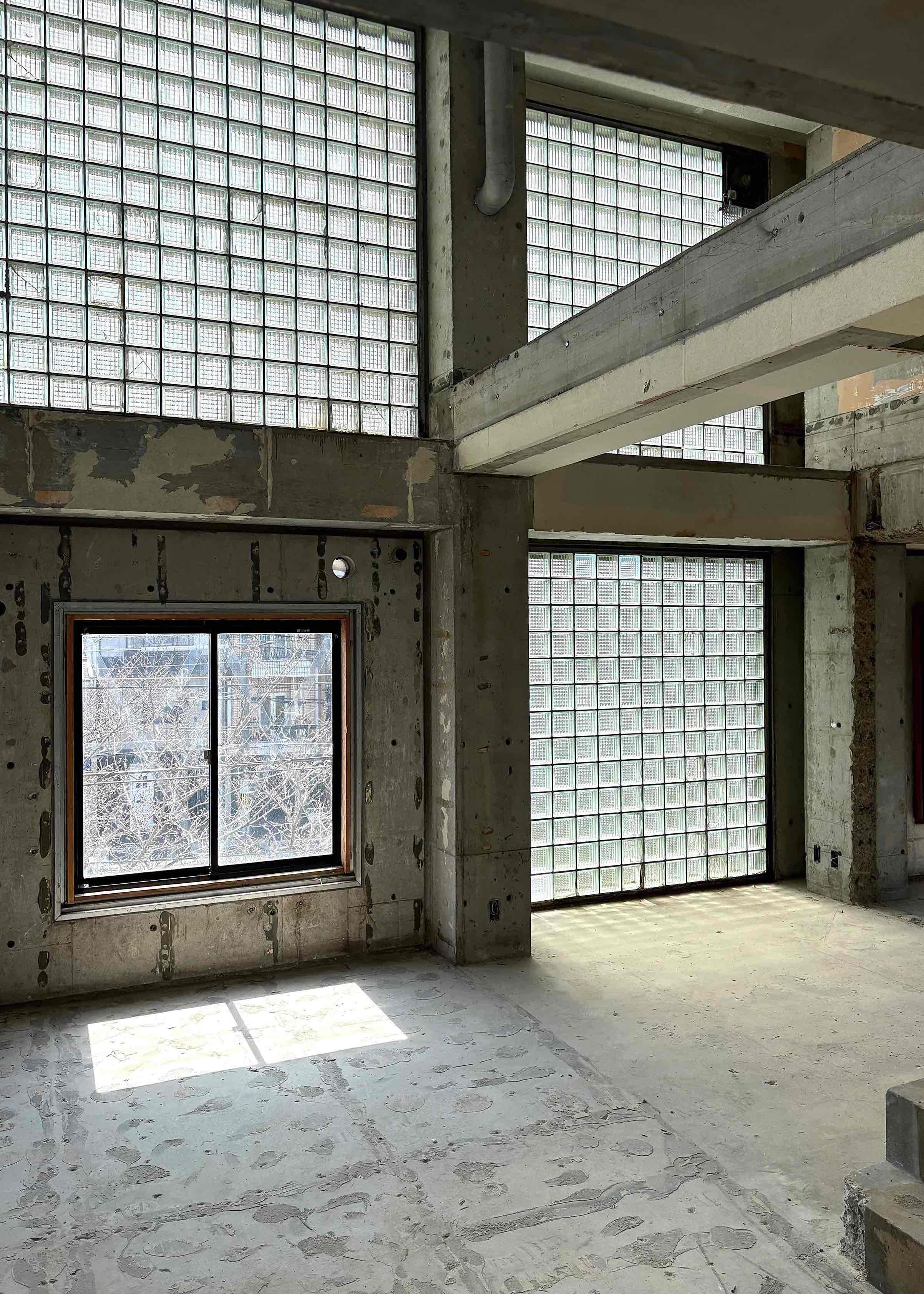 京都市左京区北白川久保田町の賃貸物件/ガラスブロックが集まっている箇所。柔らかな光が展示や撮影に嬉しい