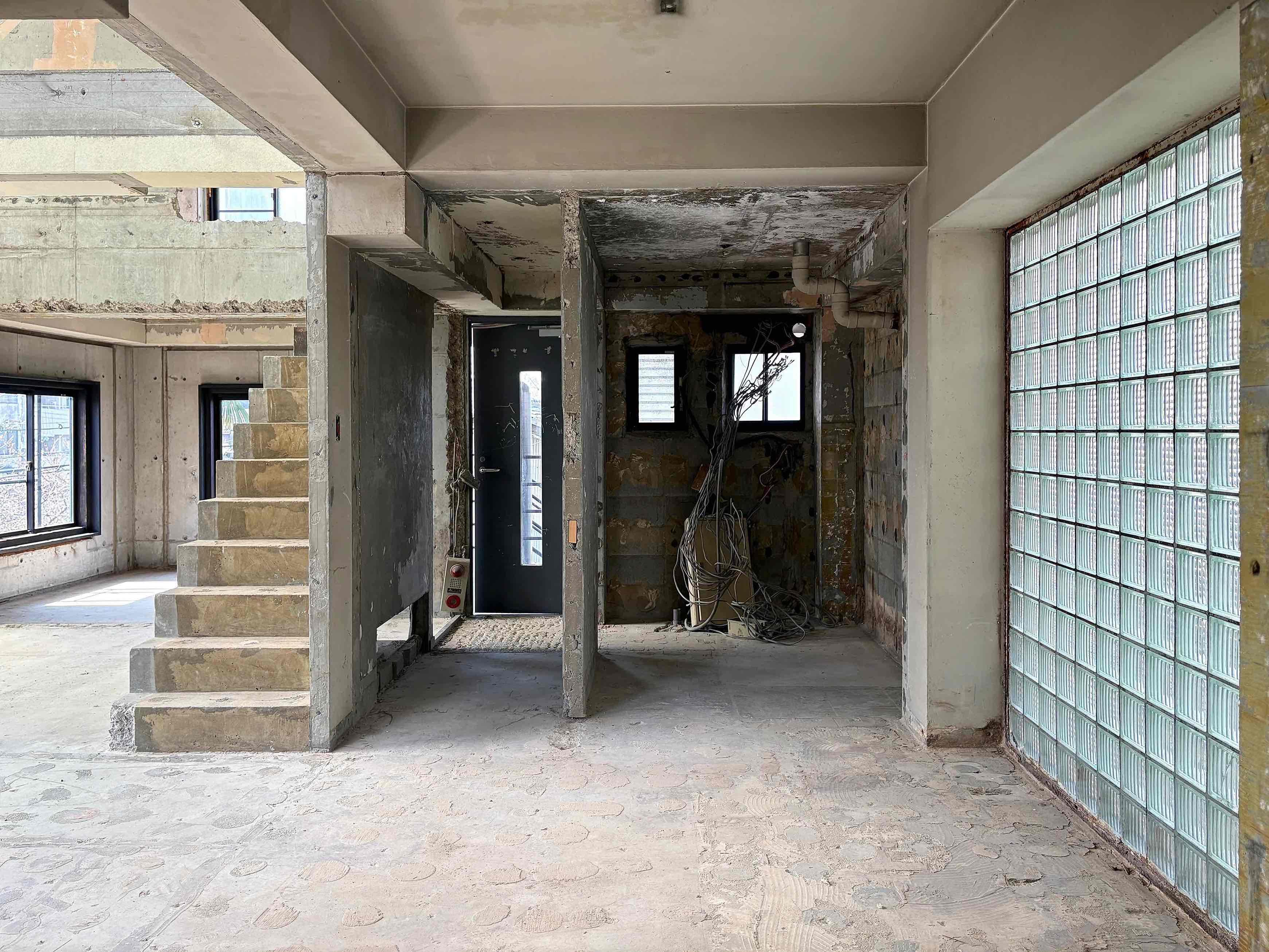 京都市左京区北白川久保田町の賃貸物件/玄関周辺の様子。古い電気の配線は残っていますが使用できないので新たに工事が必要です。