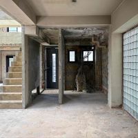 京都市左京区北白川久保田町の賃貸物件/玄関周辺の様子。古い電気の配線は残っていますが使用できないので新たに工事が必要です。