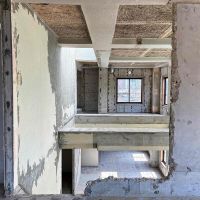 京都市左京区北白川久保田町の賃貸物件/階段を上がった先からの一枚。コンクリートの荒々しさと自然光の柔らかさにグッときます