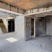 京都市左京区北白川久保田町の賃貸物件/剝き出しのコンクリートのままなので少なくとも電気工事、トイレ、エアコン、ミニキッチンなどの新設が必要