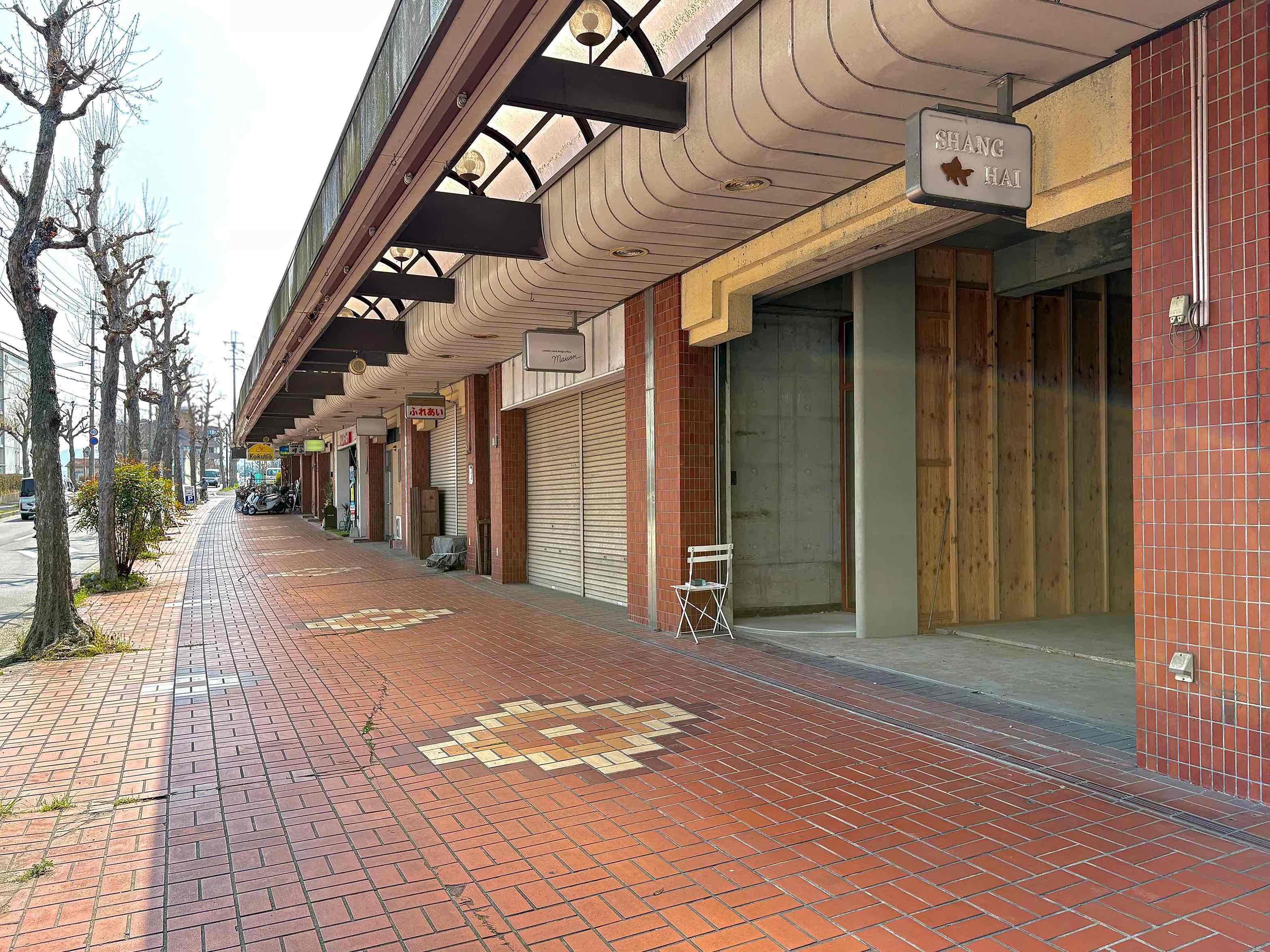 亀岡市河原町200-19の賃貸物件/並びはこんな感じ。歩道は広くてどこか懐かしい雰囲気で落ち着きます