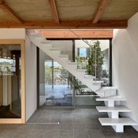京都市左京区修学院檜峠町の賃貸物件/A号室（済）｜左のガラス戸の向こうは玄関。階段奥の掃出し窓を開ければ風が抜け、ほぼ外に居るような心地良さ