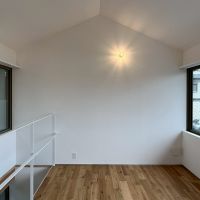 京都市左京区修学院檜峠町の賃貸物件/A号室（済）｜2階にも両サイドに窓。天高もあるので床面積の割に圧迫感はない。