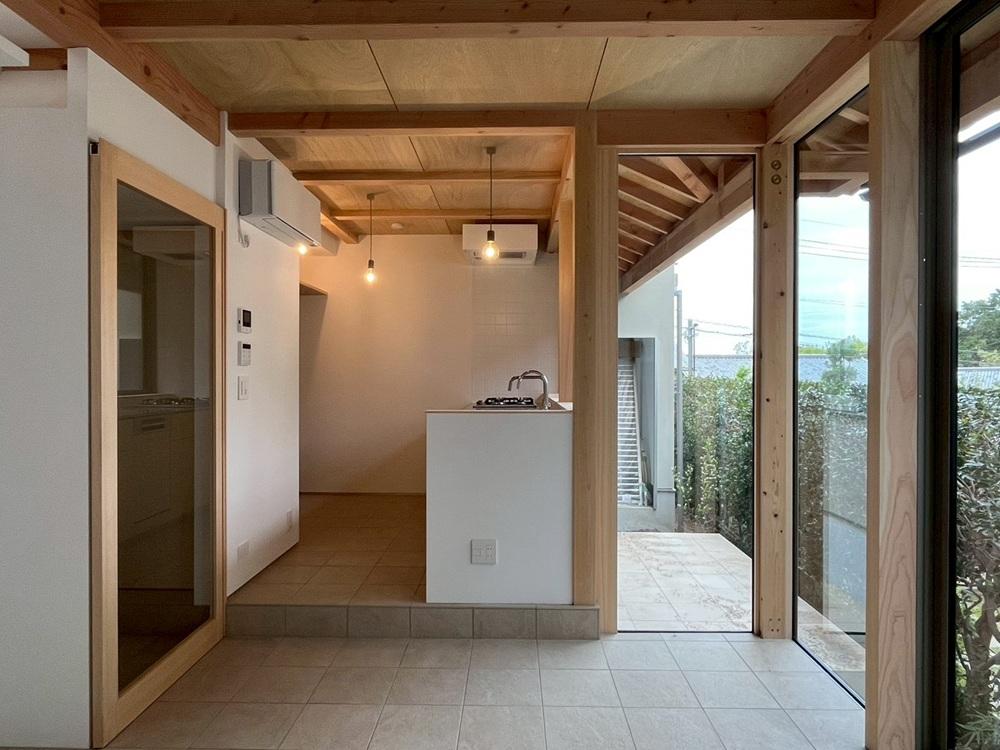京都市左京区修学院檜峠町の賃貸物件/B号室（済）｜右奥に見えるテラスへは右側の掃出し窓から出て植栽の間を通って行くスタイル
