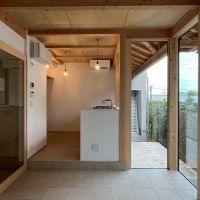 京都市左京区修学院檜峠町の賃貸物件/B号室（済）｜右奥に見えるテラスへは右側の掃出し窓から出て植栽の間を通って行くスタイル