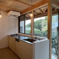 京都市左京区修学院檜峠町の賃貸物件/B号室（済）｜正面（西側）は隣家だけれど、ガラス面が広く視界は広がる