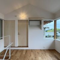 京都市左京区修学院檜峠町の賃貸物件/B号室（済）｜正面にエアコンが隠蔽してあります。使用時はこの様に板を持ち上げる。