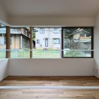 京都市左京区修学院檜峠町の賃貸物件/C号室｜正面（東側）は道路を挟んで隣家がある。ただ然程目線は気にならなさそう。
