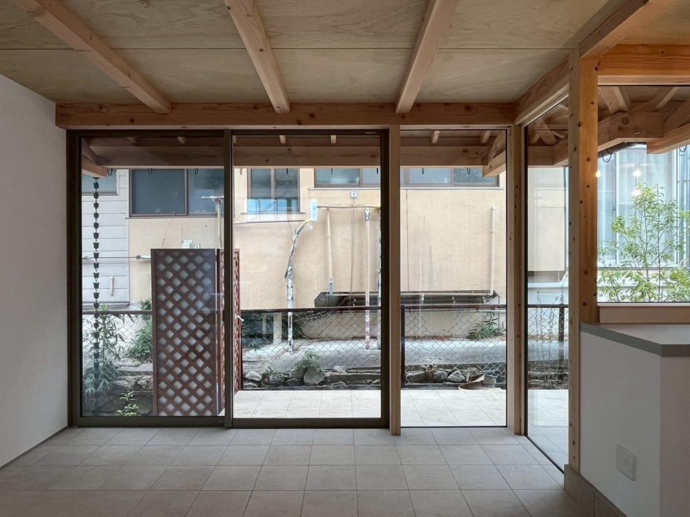 京都市左京区修学院檜峠町の賃貸物件/D号室（済）｜この区画はアトリエやオフィスとしても利用可能。正面（北側）には隣家。