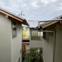 京都市左京区修学院檜峠町の賃貸物件/傾斜地を活かして各戸の高さが異なり、目線を少しずつずらしてある