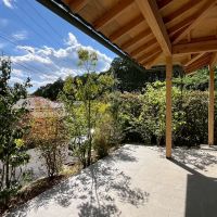 京都市左京区修学院檜峠町の賃貸物件/A号室（済）｜この立っている側には木製の塀が設置してある。他2方は植栽にて目隠し。