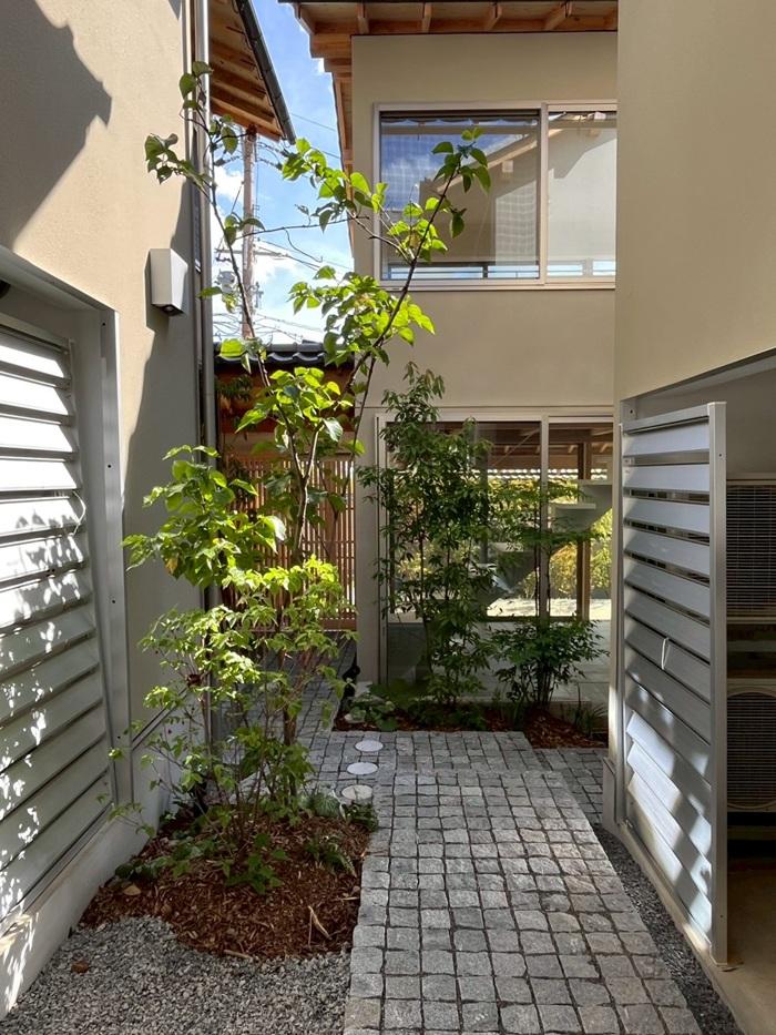 京都市左京区修学院檜峠町の賃貸物件/共用部分｜これから植栽が育ってくる予定。また各戸に薪置き場としても使える外部物置スペースもあり。