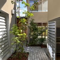 京都市左京区修学院檜峠町の賃貸物件/共用部分｜これから植栽が育ってくる予定。また各戸に薪置き場としても使える外部物置スペースもあり。