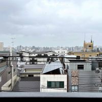 京都市東山区東大路松原上る辰巳町111の賃貸物件/バルコニーの先は視界を遮るものが無くて雨天でも抜けの良さが伝わる