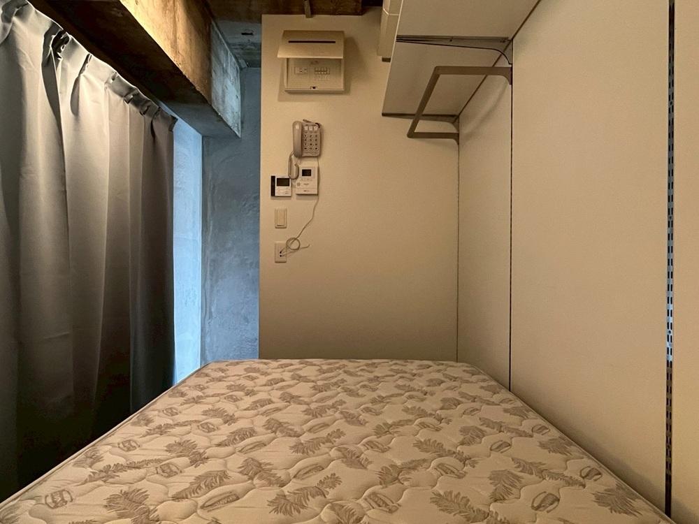 京都市左京区銀閣寺前町の賃貸物件/可動式の棚が組んであるので上手く活用すれば寝室兼収納になる