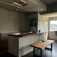 京都市左京区銀閣寺前町の賃貸物件/一段下がっているので作業しながら手前では椅子に腰かけご飯を食べる。ということも可能。