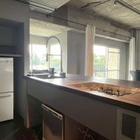 京都市左京区銀閣寺前町の賃貸物件/キッチン背後には埋込の食器棚があり見た目以上に十分な収納量。