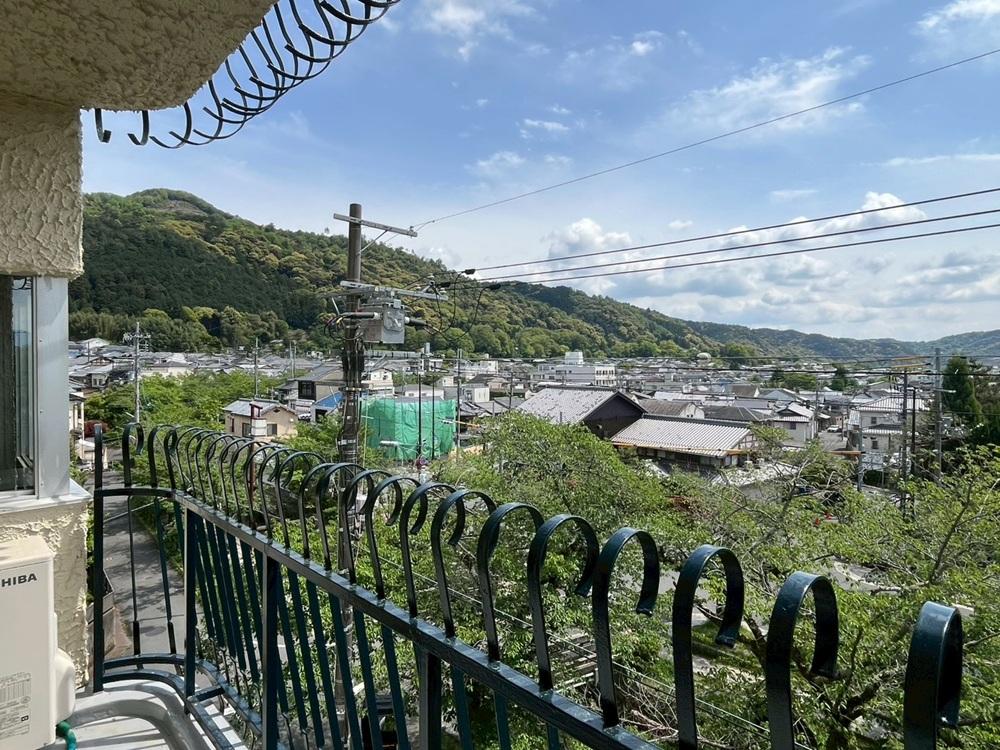 京都市左京区銀閣寺前町の賃貸物件/バルコニーから東を向くと大文字山