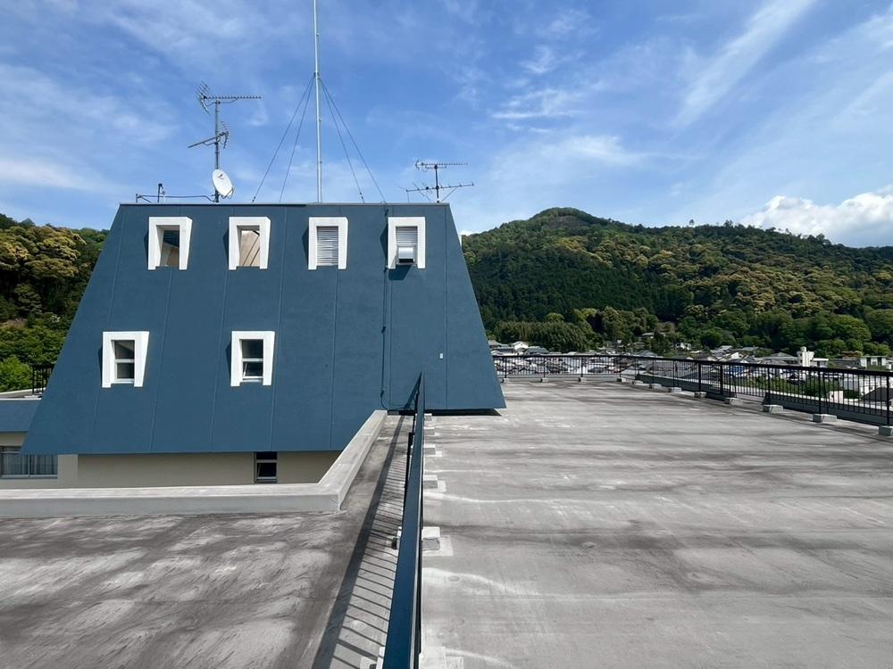 京都市左京区銀閣寺前町の賃貸物件/住民に洗濯物干し場として開放されている屋上からの眺め。ブルーの塔屋もかわいい。