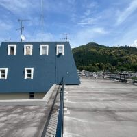 京都市左京区銀閣寺前町の賃貸物件/住民に洗濯物干し場として開放されている屋上からの眺め。ブルーの塔屋もかわいい。