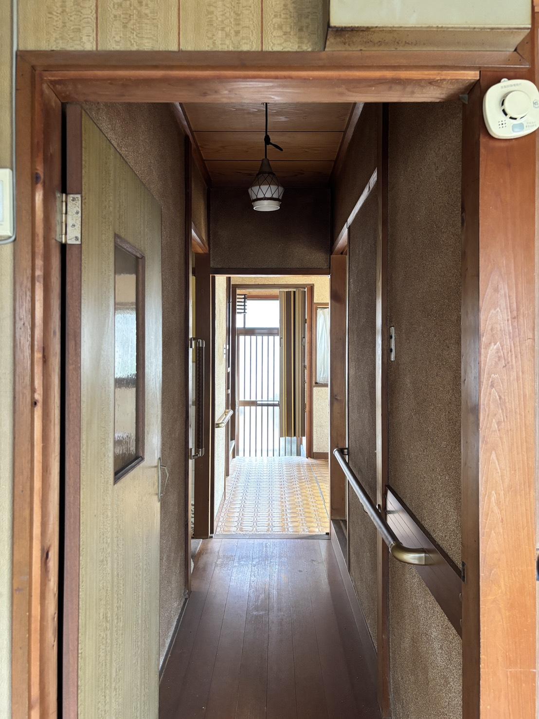 京都市左京区下鴨蓼倉町84-50の売買物件/1F｜奥へと続く、どこか懐かしい廊下