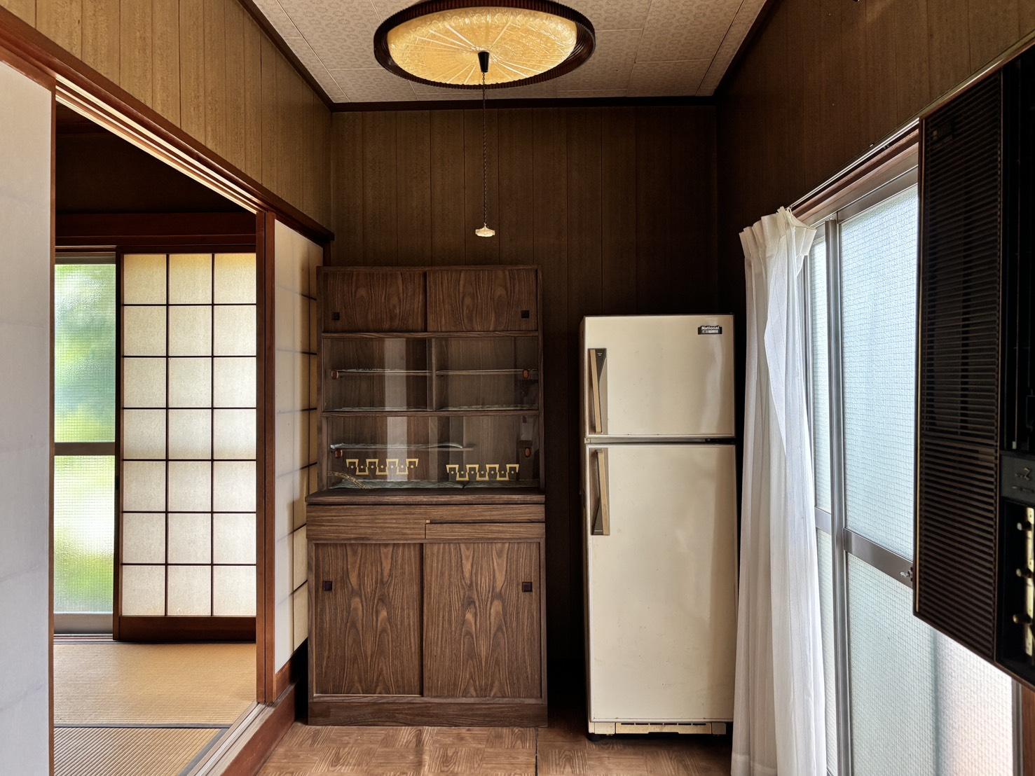 京都市左京区下鴨蓼倉町84-50の売買物件/1F｜昔ながらの食器棚とNational時代の冷蔵庫