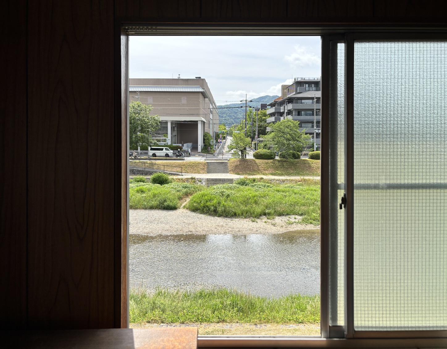 京都市左京区下鴨蓼倉町84-50の売買物件/2F｜高野川の向こうはショッピングモール。この眺めで、買い物も便利です。