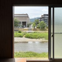 京都市左京区下鴨蓼倉町84-50の売買物件/2F｜高野川の向こうはショッピングモール。この眺めで、買い物も便利です。