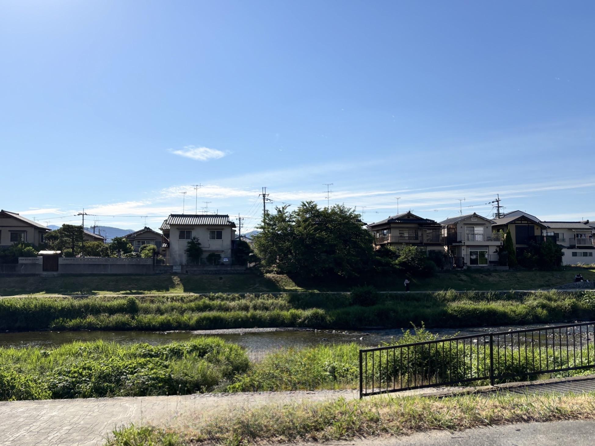 京都市左京区下鴨蓼倉町84-50の売買物件/対岸から見た建物。川との距離感がよく分かります