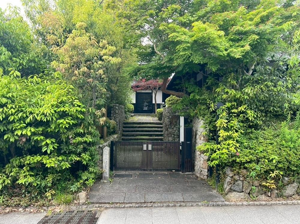 京都市右京区嵯峨鳥居本小坂町の売買物件/少し手を加えれば小型車なら駐車出来そう