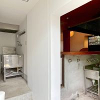 京都市右京区嵯峨鳥居本小坂町の売買物件/西側の勝手口から。左側が元和室の厨房で、右手が店舗にあるカウンター内